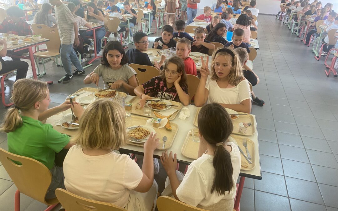 L’APEL accompagne vos enfants au Restaurant Scolaire.