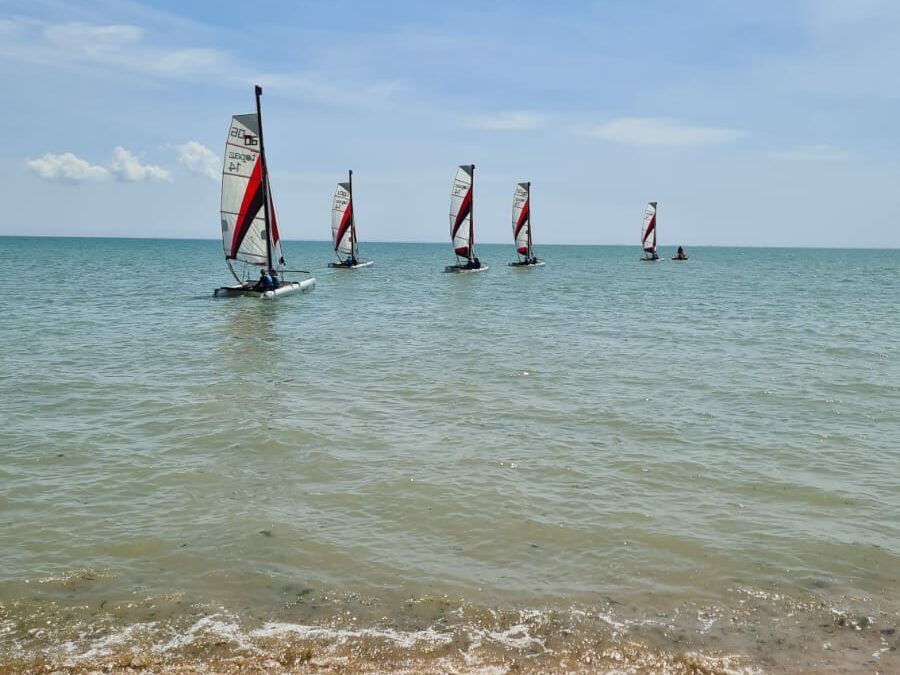 Les élèves de 5ème en stage nautique à la Tranche sur Mer!